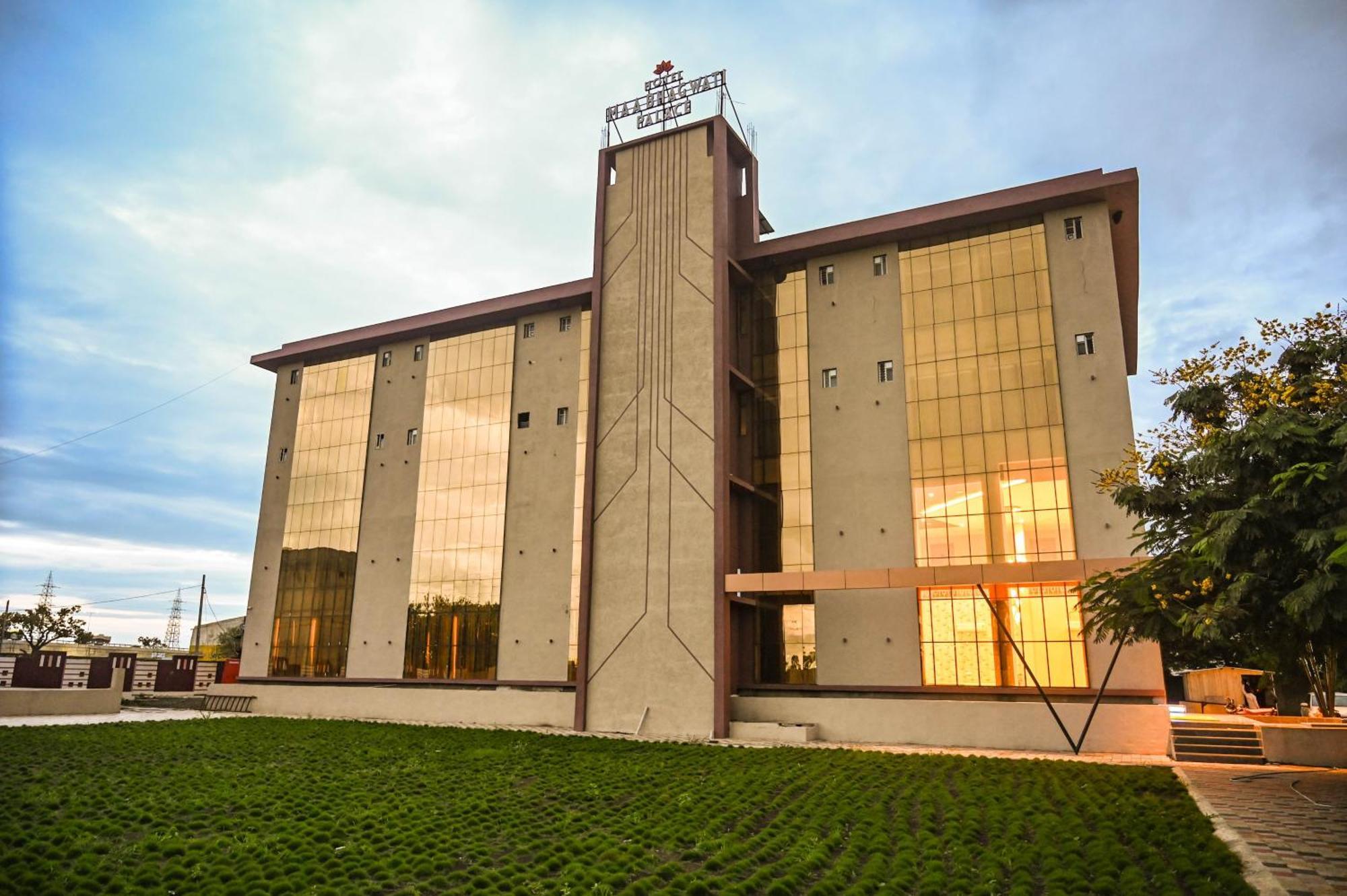 Hotel Maa Bhagwati Palace Khandwa Exteriör bild