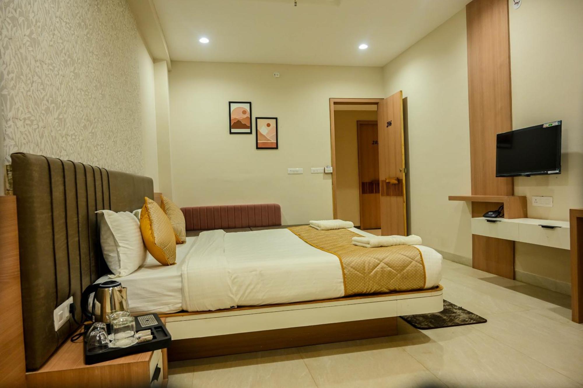 Hotel Maa Bhagwati Palace Khandwa Exteriör bild