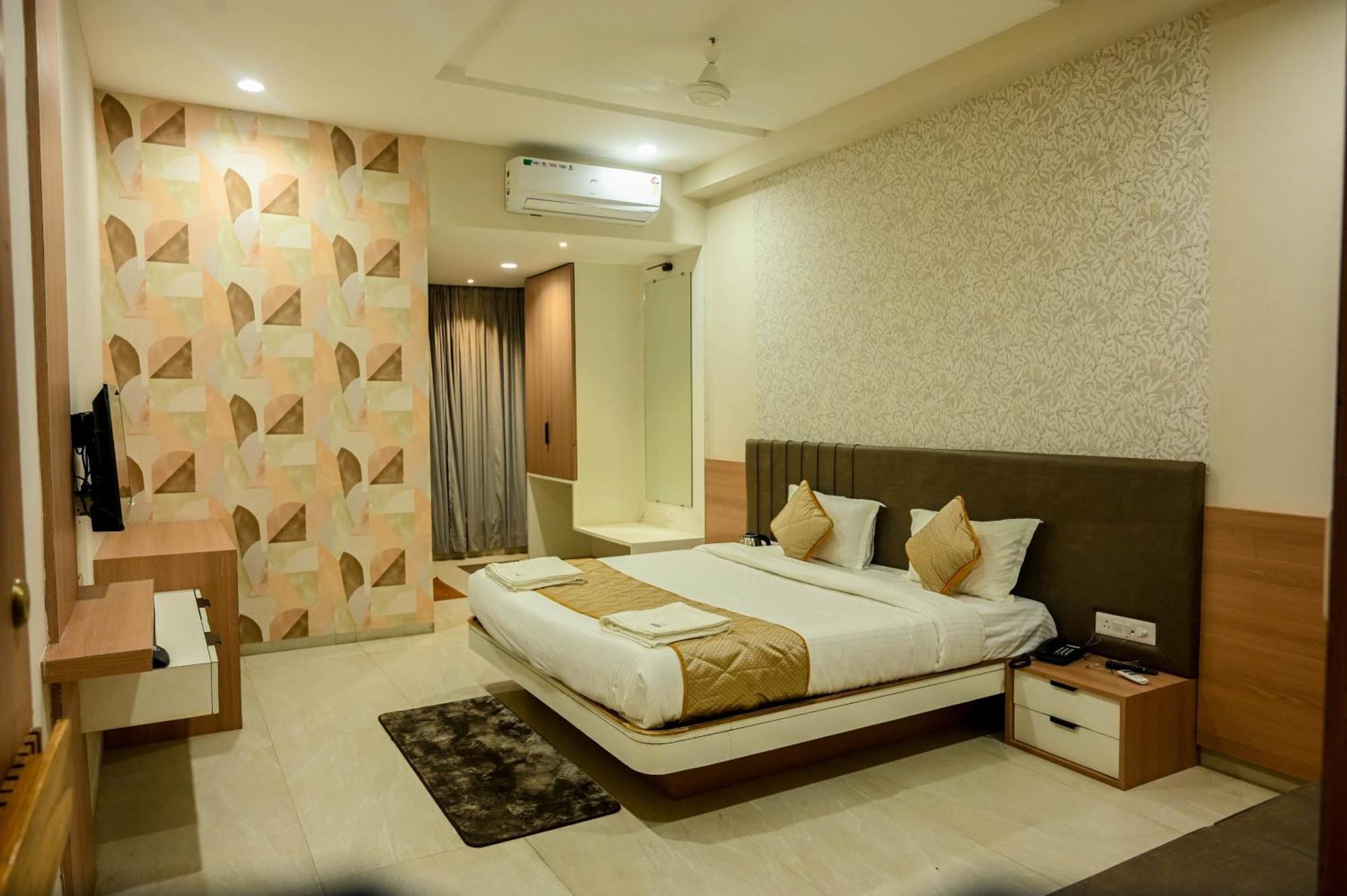 Hotel Maa Bhagwati Palace Khandwa Exteriör bild
