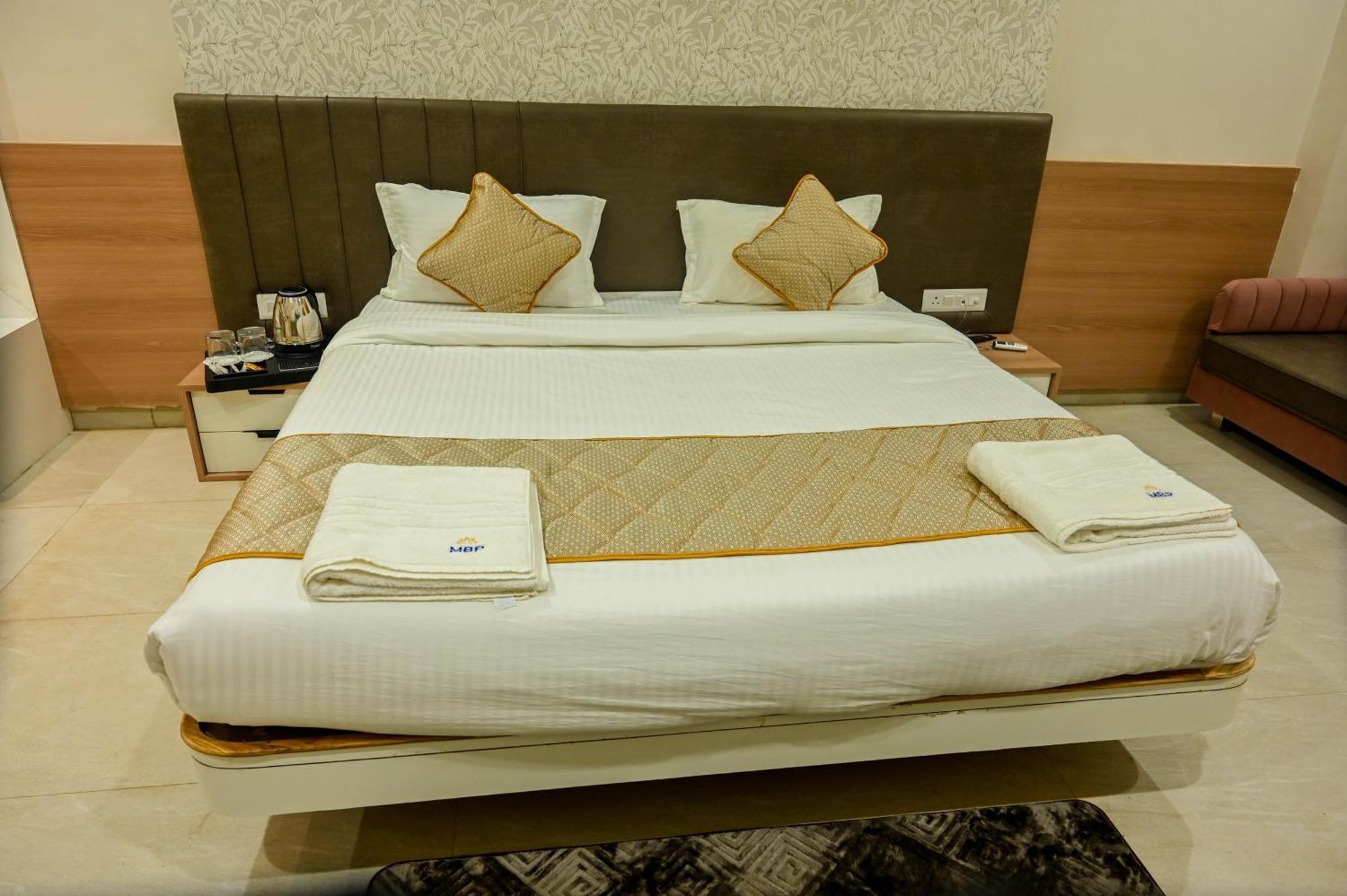 Hotel Maa Bhagwati Palace Khandwa Exteriör bild