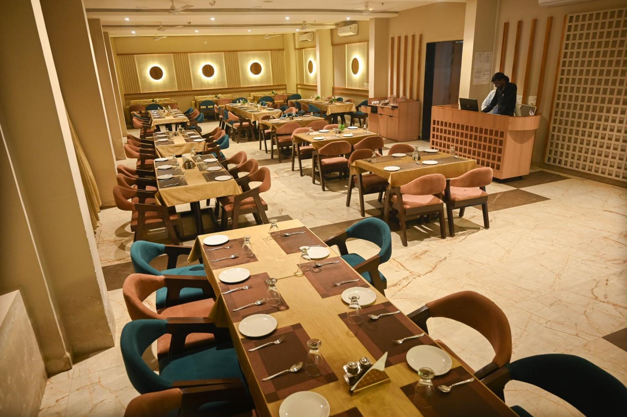 Hotel Maa Bhagwati Palace Khandwa Exteriör bild